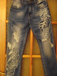 шикарные джинсы с вышивкой и камешками 26р, последние, распродажа магазина