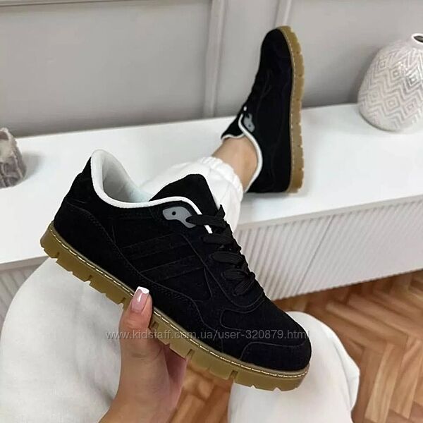 Жіночі чорні кросівки замшеві