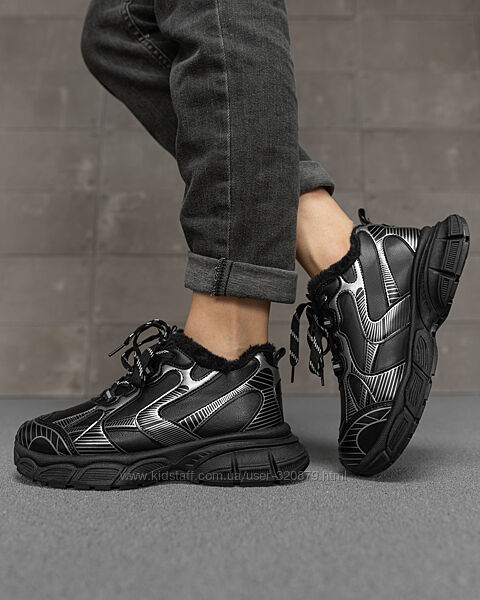 Жіночі чорні зимові кросівки на хутрі