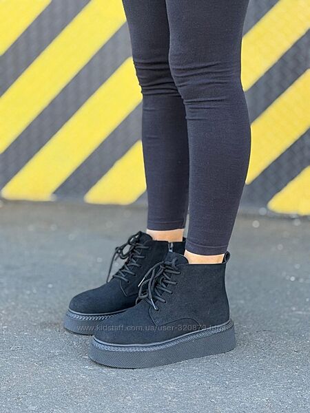 Жіночі зимові черевики на хутрі чорні замшеві на платформі