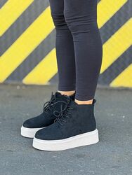 Жіночі зимові черевики на хутрі чорні замшеві на світлій платформі