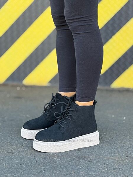 Жіночі зимові черевики на хутрі чорні замшеві на світлій платформі