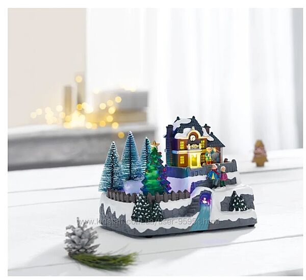 Святковий декор Музична ялинка в селі Німеччина