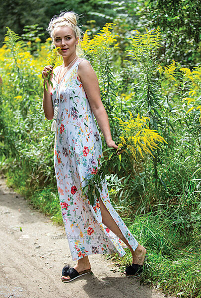 Скидка Впечатляющее летнее платье из шелковистой вискозной ткани.