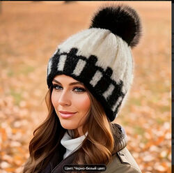 Женская шапка черно-белая с бубоном