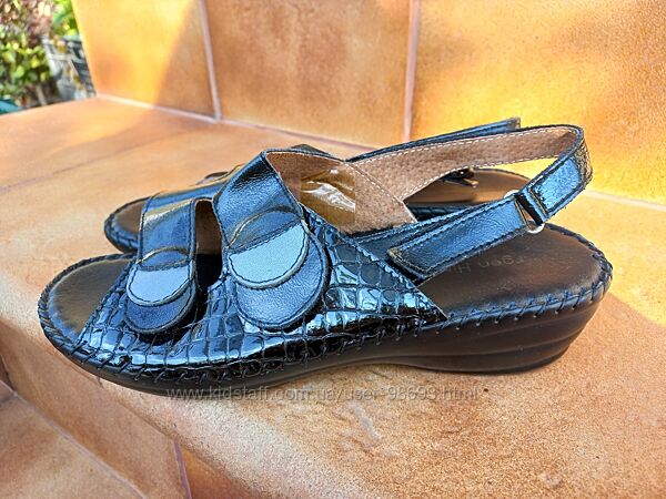 Нові шкіряні босоніжки р.40