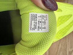 Кросівки фірми ASICS 