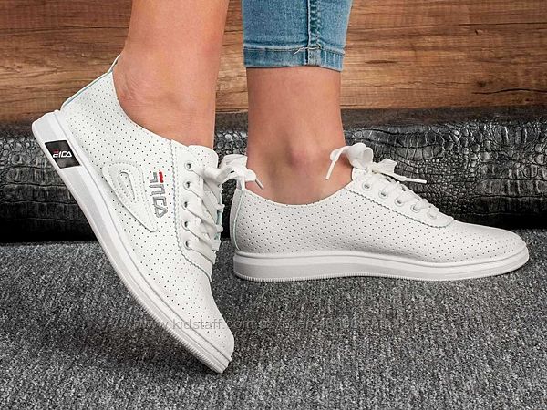 Кросівки жіночі