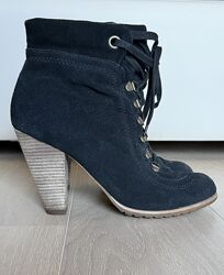 Чоботи жіночі зі штучної замші на набірних підборах