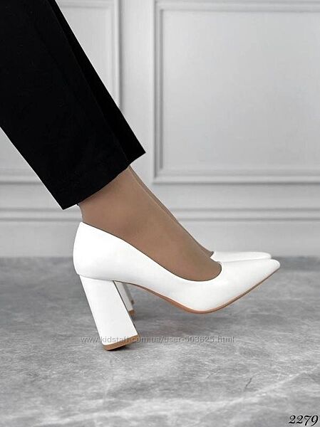 Білі туфлі лодочки на підборах з еко-шкіри