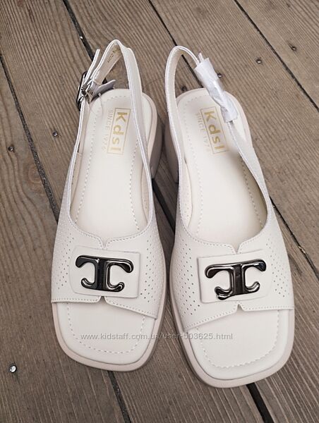 Жіночі бежеві шкіряні босоніжки 