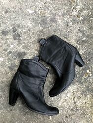 Чорні шкіряні черевики