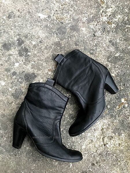 Чорні шкіряні черевики