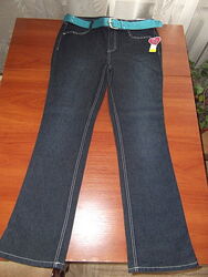 темно-синие джинсы с бирюзовым поясом