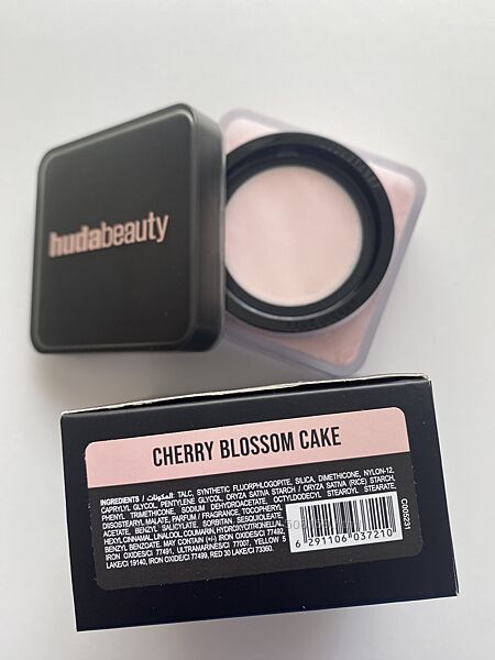 Розсипна пудра з ефектом блюру Huda Beauty у відтінку Cherry Blossom Cake