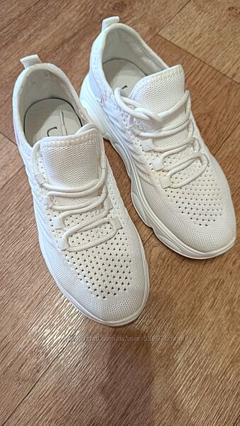 Жіночі кросівки