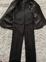 Костюм хлопчик стрункий 134 розмір чорний ідеальний стан
