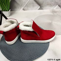 Красные зимние ботинки