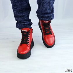 Демисезонные кожаные ботинки красного цвета