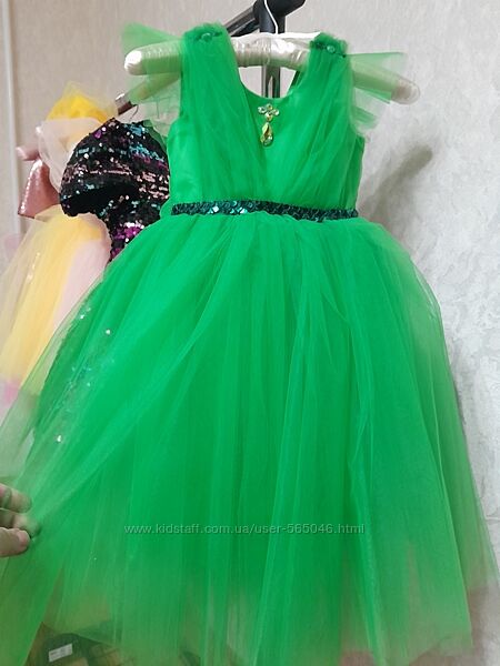 Святкова зелена сукня.