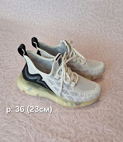 Білі текстильні кросівки на амортизуючій підошві 35-36 устілка 23 см уцінка