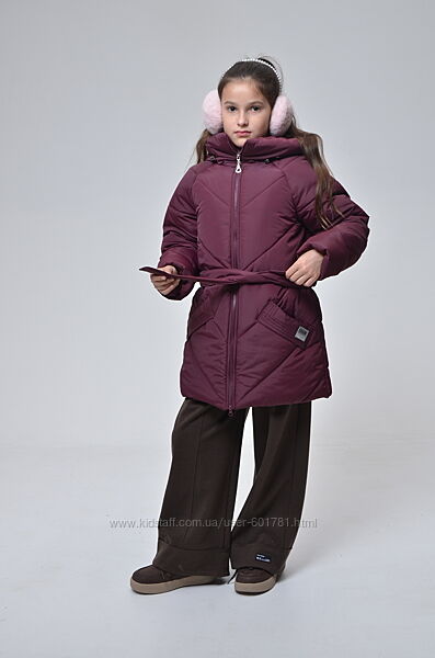 Зимова подовжена куртка з паском з плащівки з актуальним принтом