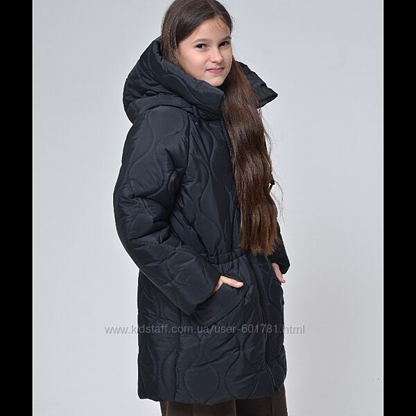 Зимова подовжена куртка з паском з плащівки з актуальним принтом 