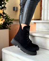 Ботінки жіночі з натуральноі замші спереду шнурок чорного кольору
