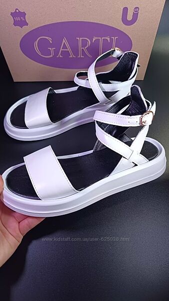 Босоніжки з натуральноі шкіри/ замші білого. чорного кольору