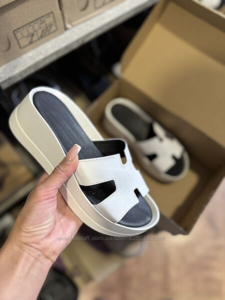 Шльопки жіночі з натуральноі шкіри білого кольору на танкетці