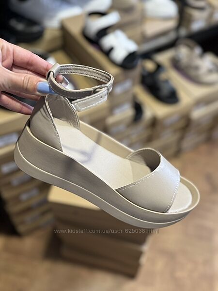 Босоніжки жіночі з натуральноі шкіри на застібку липучку