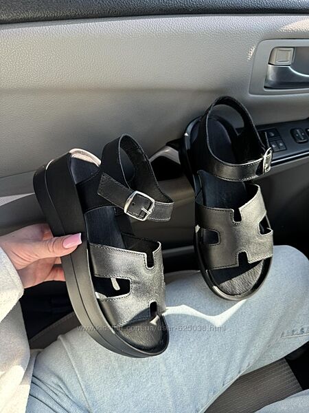 Босоніжки жіночі чорного кольору на танкетці з натуральноі шкіри