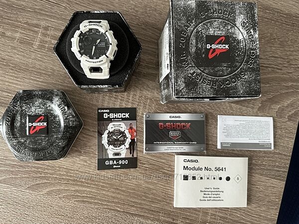 белые часы Casio GBA-900-7A