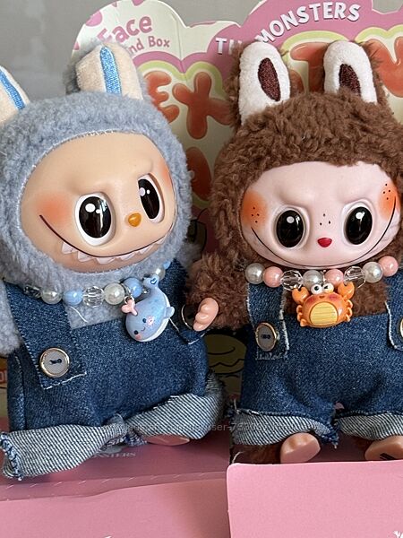 Іграшка - брелок Labubu з одягом 