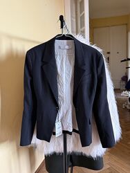 Новий піджак Bershka з акцентними плечима 