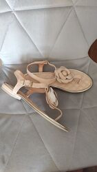 Сандалі з квіткою через палець. 