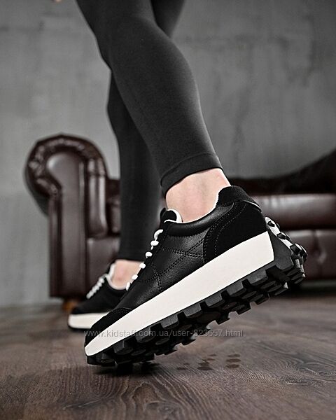 Стильні чорні кросівки на невеликій платформі