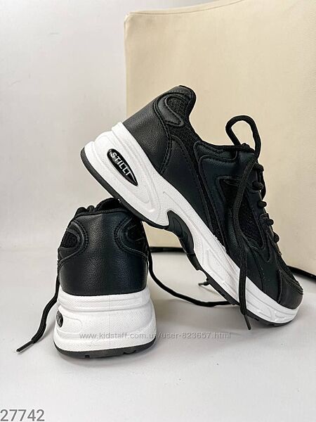 Шкіряні чорні кросівки