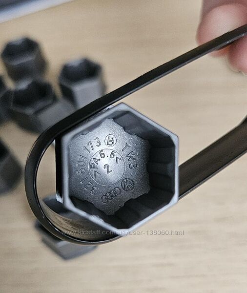 Ковпачок колісного болта AUDI номер 321601173 volkswagen оригінал