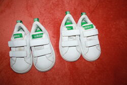 Кроссовки для двойняшек фирмы Adidas 21 размера по стельке 13,8 см. 