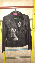 Кожаная курточка косуха с вышивкой