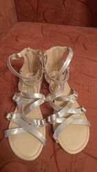 Фирменные босоножки новые