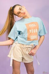 Стильна футболка ніжно блакитного кольору з принтом Feel your good для дівчинки Marions