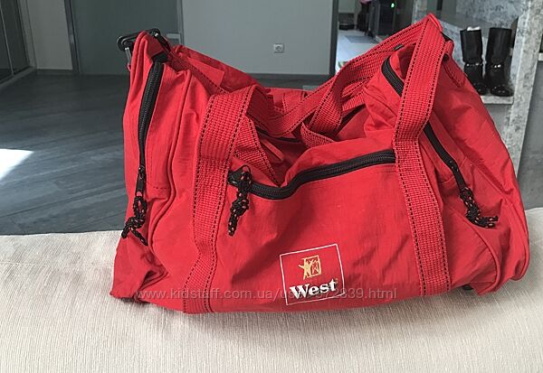 Дорожная сумка очень легкая, вместительная и удобная