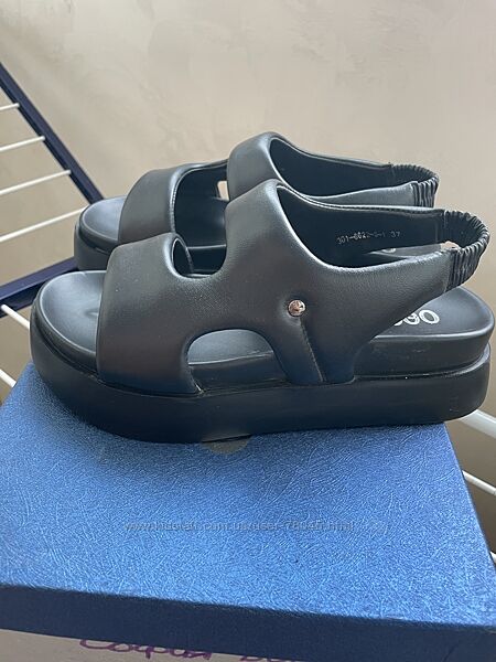 Сандалі майже нові