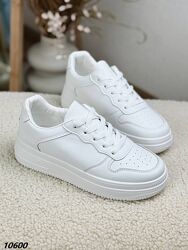 Базові жіночі кросівки