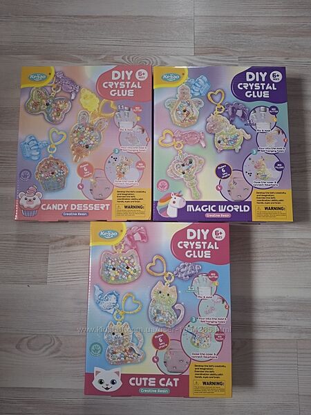 Наборы по изготовлению брелков из эпоксидной смолы.