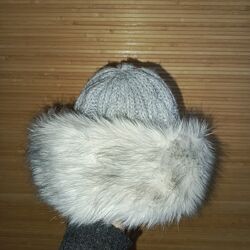 Жіноча зимова шапка з хутром