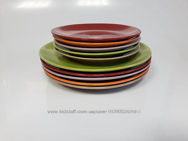 Цветные тарелки красные, зеленые, коричневые, фиолетовые, оранжевые