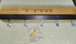 Вішалка дерев´яна із 5 металевими гачками для одягу